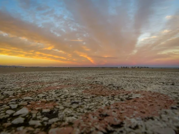 Bel Cielo Tramonto Con Nuvole Dorate Una Terra Asciutta — Foto Stock