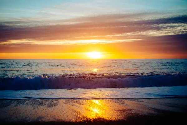 Krásná Scenérie Západu Slunce Odrážející Moři Mořskými Vlnami Narážejícími Pláž — Stock fotografie