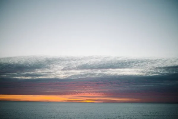 Uma Bela Paisagem Pôr Sol Sobre Mar Tranquilo — Fotografia de Stock