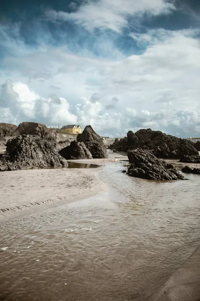 Wielkie Kamienie Mokry Piasek Plaży Ciągu Dnia — Zdjęcie stockowe