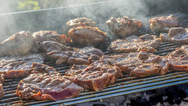 Krásný Detailní Záběr Šťavnatých Steaků Grilu Ohnivou Párou Kouřem — Stock fotografie