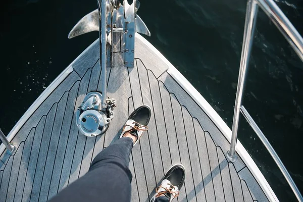 Pés Uma Pessoa Barco Que Navega Mar Durante Dia — Fotografia de Stock