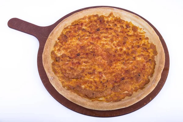 Tahta Tabakta Lezzetli Peynirli Bir Pizza — Stok fotoğraf