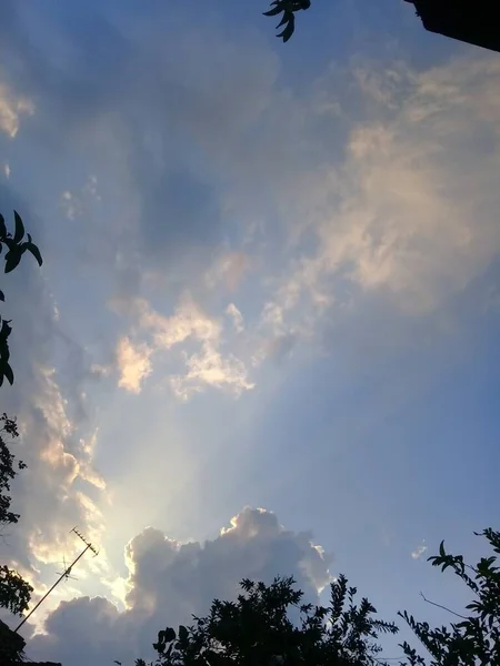 Beau Plan Vertical Angle Bas Ciel Avec Quelques Nuages — Photo