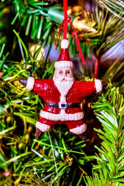 Een Prachtige Closeup Van Een Rode Santa Ornament Een Kerstboom — Stockfoto