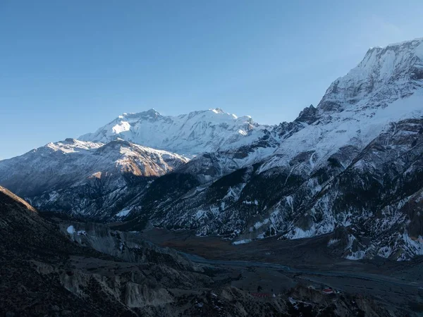 Nepal Karla Kaplı Dağların Büyüleyici Manzarası Mavi Gökyüzünün Altında — Stok fotoğraf