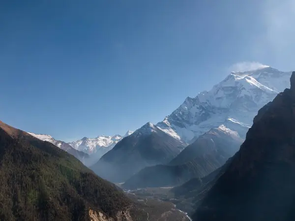 Fascynujący Widok Gór Pokrytych Śniegiem Nepalu Pod Błękitnym Niebem — Zdjęcie stockowe