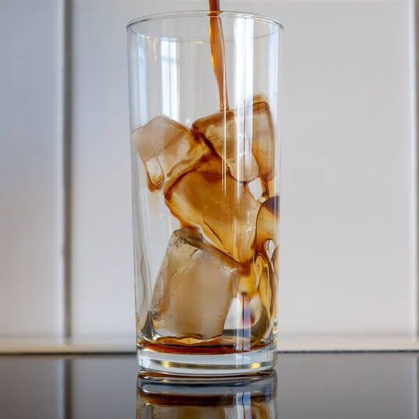 Una Hermosa Toma Vertical Café Vertiendo Vaso Lleno Hielo — Foto de Stock