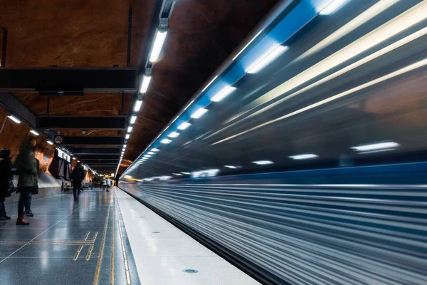 Fascynujący Widok Niebieskie Metro Stacji Nowoczesnym Designem — Zdjęcie stockowe