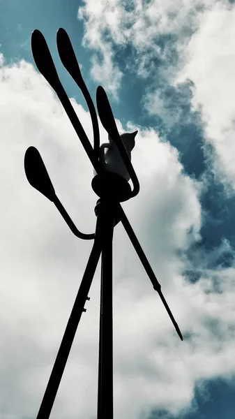 Vertical Low Angle Shot Silhouette Wind Sign Captured Cloudy Day — Stock Photo, Image