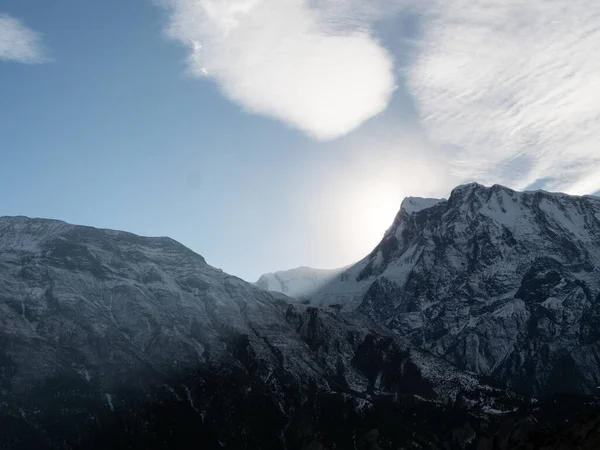 Fascinante Vista Las Montañas Cubiertas Nieve Nepal Bajo Cielo Azul — Foto de Stock