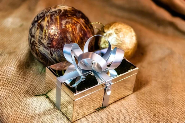 Een Mooie Close Van Een Zilveren Geschenk Andere Kerstversieringen — Stockfoto
