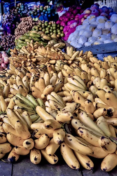 Una Hermosa Toma Vertical Plátanos Otras Frutas —  Fotos de Stock