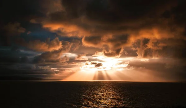 Der Atemberaubende Blick Auf Einen Wunderschönen Sonnenaufgang Und Das Meer — Stockfoto