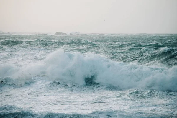 Uma Bela Paisagem Ondas Mar Batendo Sobre Formações Rochosas — Fotografia de Stock