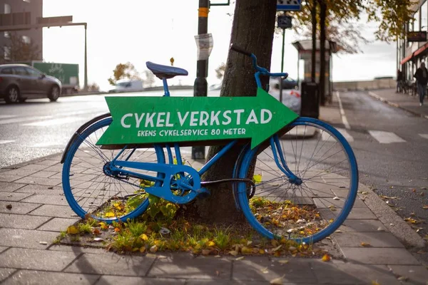 Μια Όμορφη Φωτογραφία Μιας Πράσινης Πινακίδας Ένα Ποδήλατο Στο Πεζοδρόμιο — Φωτογραφία Αρχείου