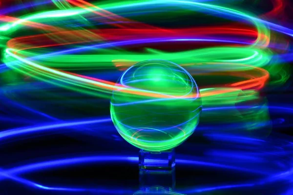 Uma Imagem Abstrata Uma Bola Cristal Com Luzes Espirais Coloridas — Fotografia de Stock