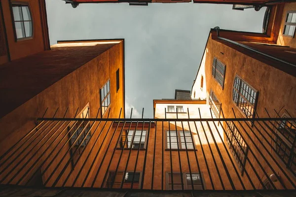 Sebuah Gambar Yang Indah Dari Bawah Bangunan Oranye Dan Pagar — Stok Foto