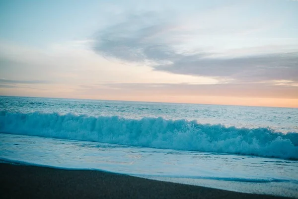 Красиві Пейзажі Заходу Сонця Відображають Море Морськими Хвилями Падають Пляжі — стокове фото