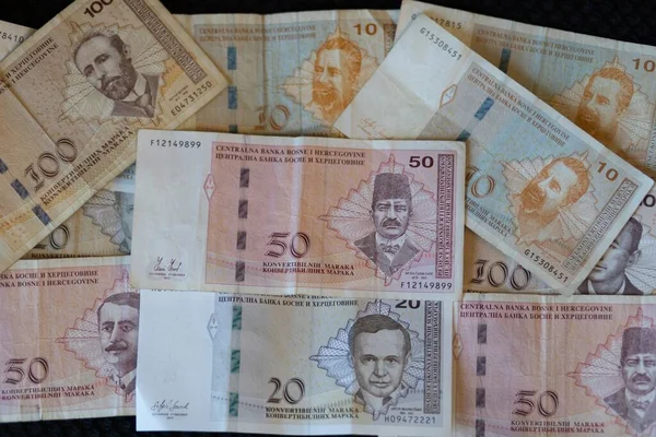 ボスニア ヘルツェゴビナ通貨の紙幣の閉鎖ショットが表面に広がっています — ストック写真
