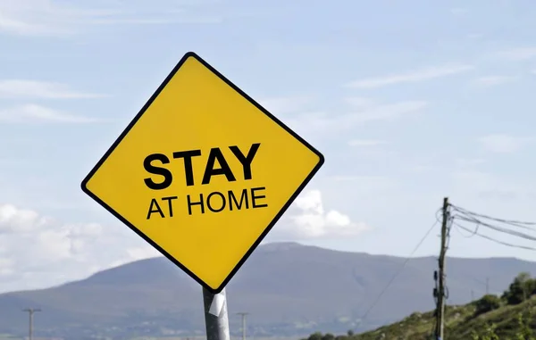Ein Gelbes Verkehrsschild Mit Der Aufschrift Bleiben Sie Hause — Stockfoto