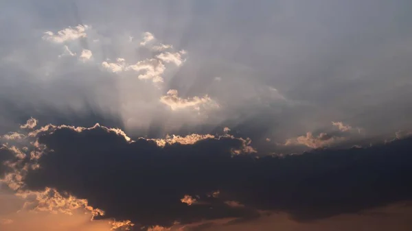 Egy Csodálatos Felvétel Egy Gyönyörű Felhőről Naplementekor — Stock Fotó