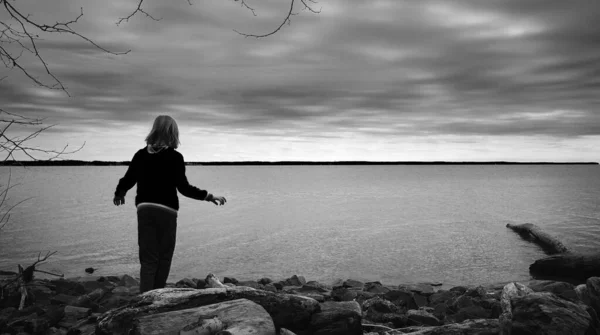 Disparo Gran Escala Niño Sentado Las Rocas Junto Mar Disfrutando —  Fotos de Stock