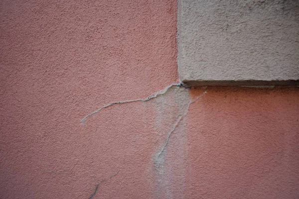 Gros Plan Une Fissure Sur Mur Béton Rose — Photo