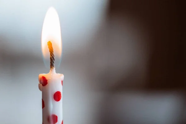 Encerramento Uma Vela Aniversário Ardente — Fotografia de Stock