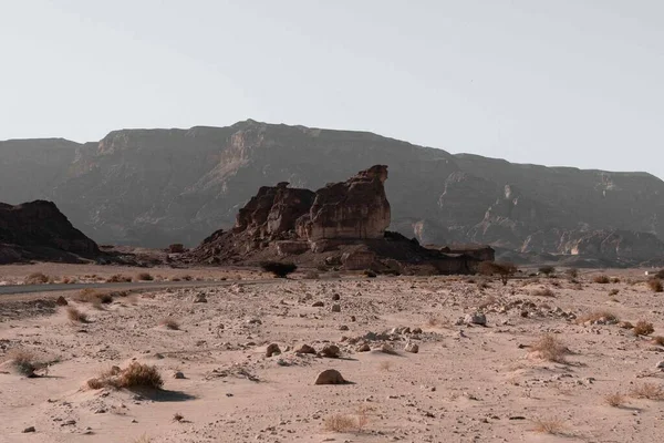 Прекрасний Вид Великі Скелі Посеред Пустелі Оточенні Гір — стокове фото