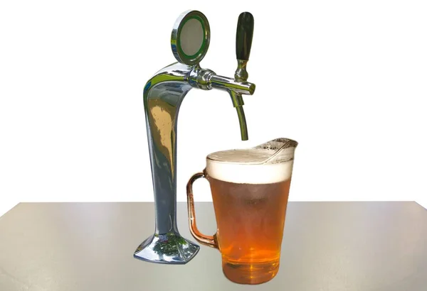 Uma Xícara Cerveja Gelada Dispensador Cerveja Isolado Fundo Branco — Fotografia de Stock