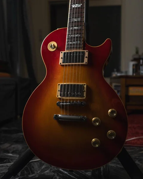 Yerde Kahverengi Bir Akustik Gitarın Dikey Çekimi — Stok fotoğraf