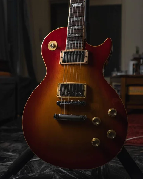 Yerde Kahverengi Bir Akustik Gitarın Dikey Çekimi — Stok fotoğraf