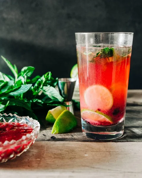 Una Bevanda Rossa Fredda Base Frutta Lime Menta Sul Tavolo — Foto Stock