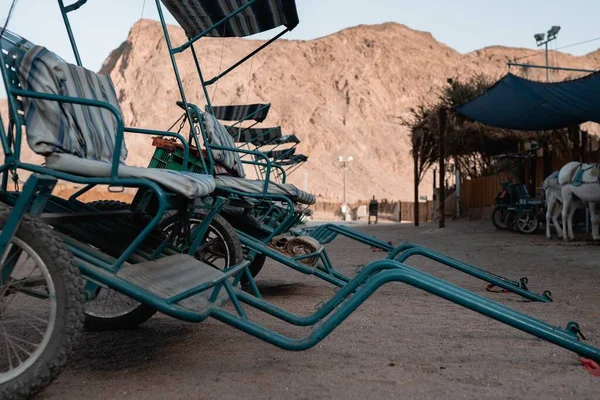 Los Carros Metal Cerca Establo Las Tiendas Desierto Rodeado Montañas — Foto de Stock