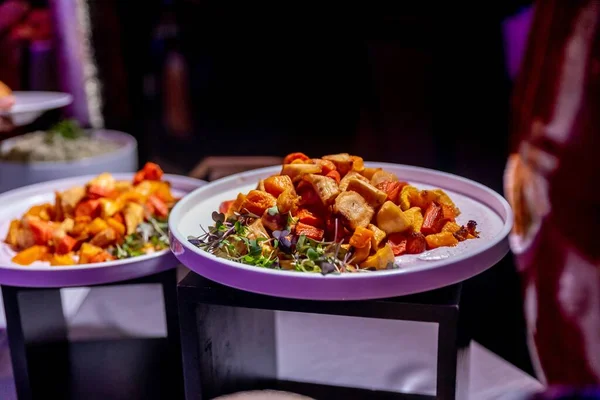 Foto Fokus Selektif Dari Makanan Lezat Piring Putih Atas Meja — Stok Foto