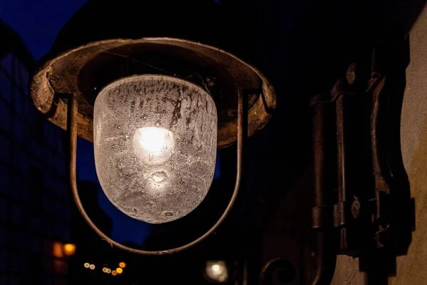 Nahaufnahme Einer Nassen Lampe Die Einer Straßenwand Hängt — Stockfoto