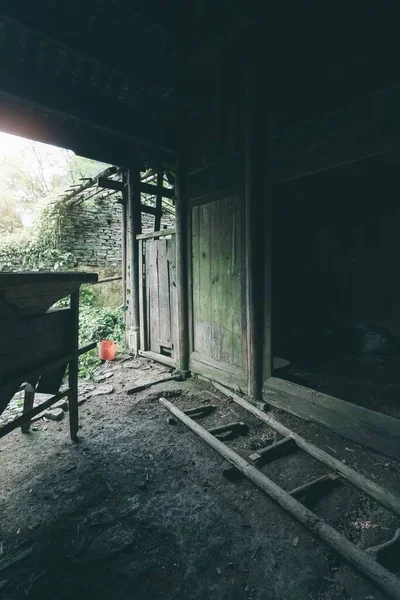 Eski Ahşap Bir Makinenin Dikey Görüntüsü Merdiven Çin Ormanlarındaki Terk — Stok fotoğraf