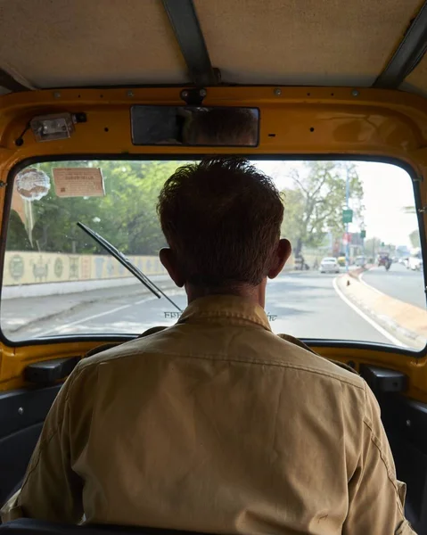 Ένα Κάθετο Πλάνο Της Πλάτης Ενός Οδηγού Λεωφορείου Στο Δρόμο — Φωτογραφία Αρχείου