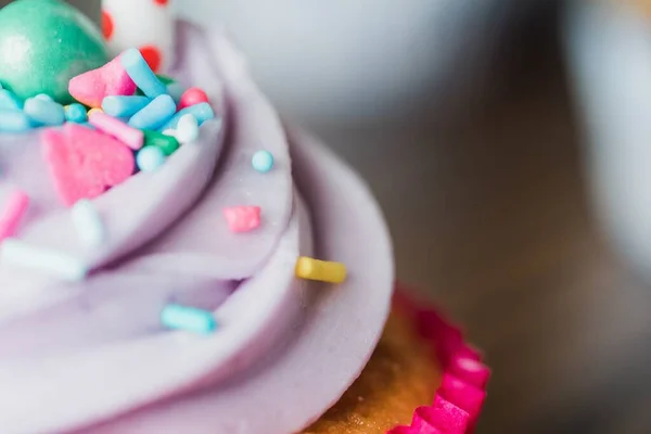 Belo Closeup Delicioso Cupcake Rosa Uma Mesa Madeira Fundo Perfeito — Fotografia de Stock
