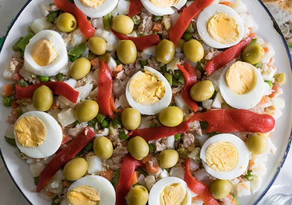 Tiro Close Prato Feito Com Ovos Azeitonas Ervilhas Carne Outros — Fotografia de Stock