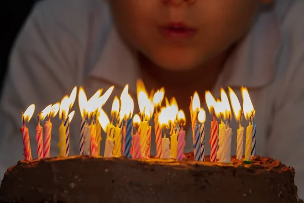 Tiro Foco Seletivo Bolo Aniversário Com Velas Acesas Coloridas Uma — Fotografia de Stock