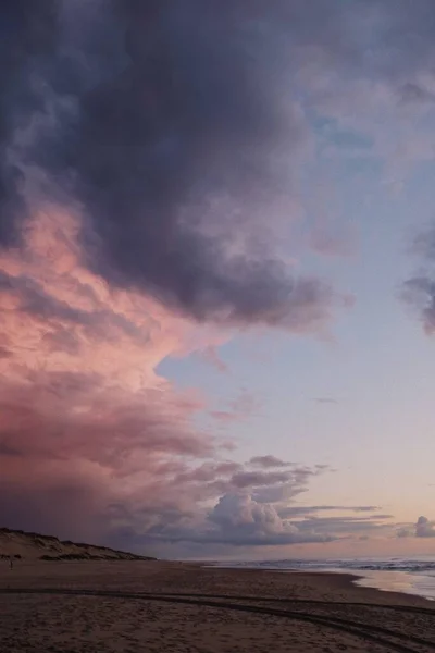Disparo Vertical Impresionante Cielo Púrpura Playa Después Del Atardecer —  Fotos de Stock
