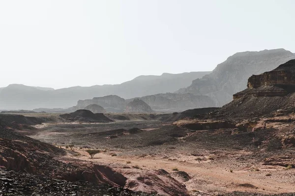 Tiro Ângulo Alto Das Colinas Deserto Cercado Por Montanhas Magníficas — Fotografia de Stock