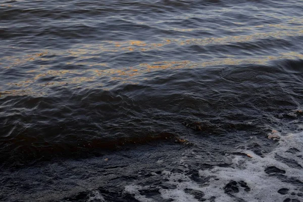 Una Costa Con Olas Que Retroceden Agua Desbordante — Foto de Stock