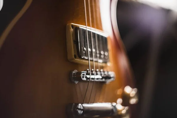 Close Dos Detalhes Uma Guitarra Marrom Com Fundo Escuro — Fotografia de Stock