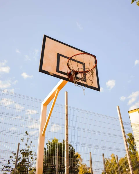 Tiro Ângulo Baixo Anel Basquete Com Rede Corrente Contra Céu — Fotografia de Stock