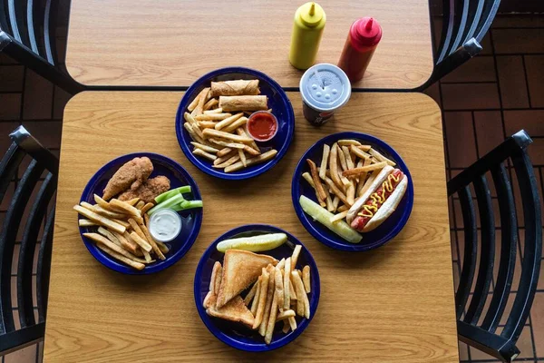 Una Hermosa Toma Aérea Diferentes Tipos Comidas Rápidas Platos Azules —  Fotos de Stock