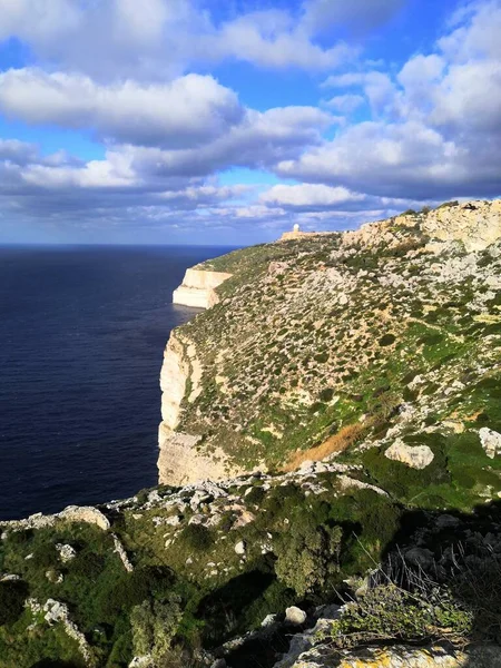 在阳光灿烂的日子拍摄到的马耳他丁黎悬崖上美丽海滩的纵向照片 — 图库照片