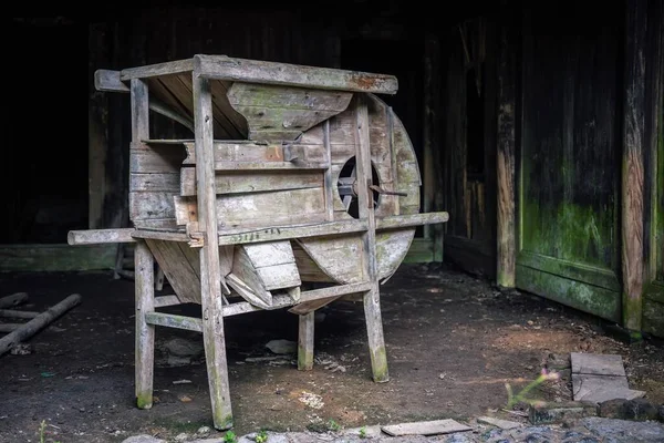 Uma Vista Uma Máquina Madeira Velha Tomada Uma Aldeia Abandonada — Fotografia de Stock